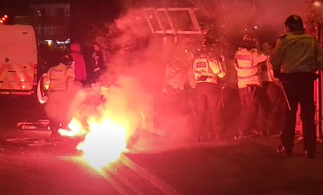 'Podpalony policjant'. Anglicy relacjonują przebieg awantury na ulicach Birmingham