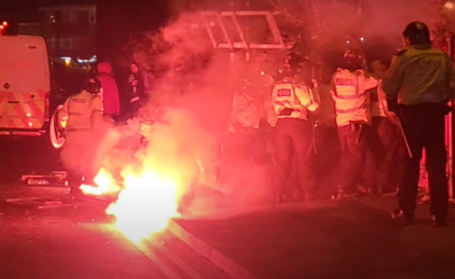 'Podpalony policjant'. Anglicy relacjonują przebieg awantury na ulicach Birmingham